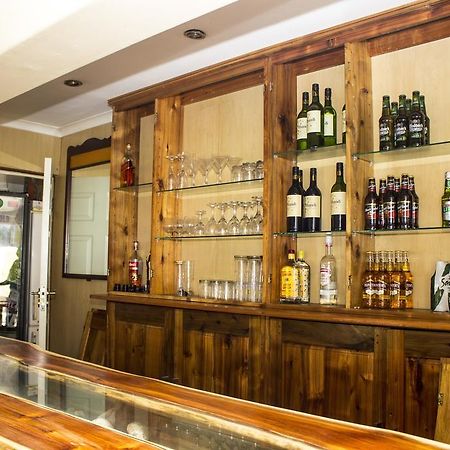The Russel Hotel Книсна Екстер'єр фото