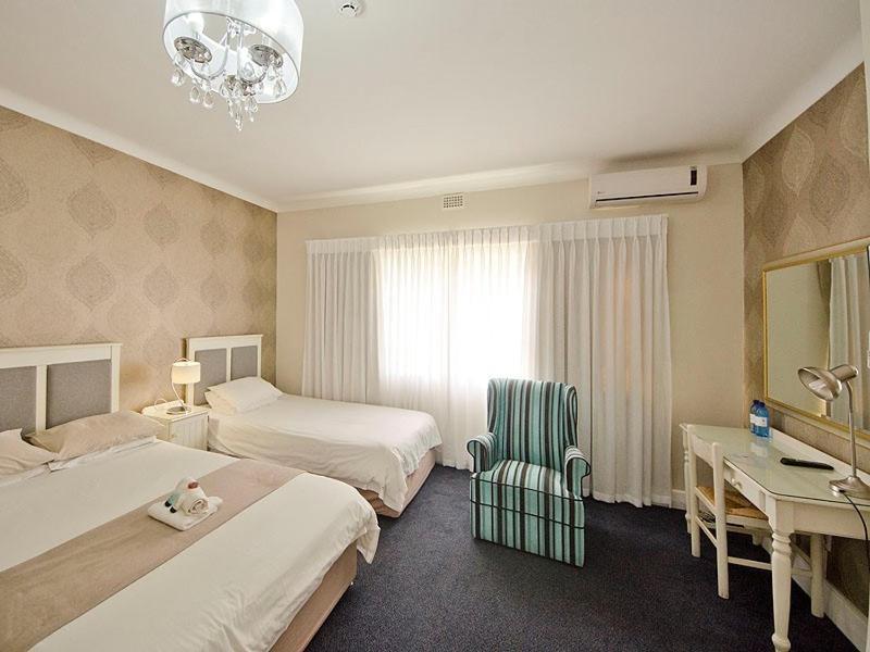 The Russel Hotel Книсна Екстер'єр фото
