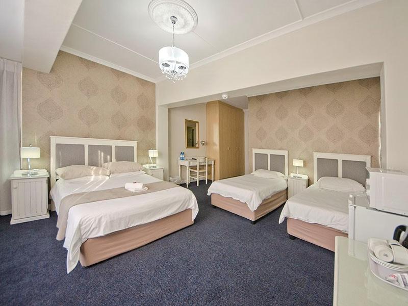 The Russel Hotel Книсна Екстер'єр фото