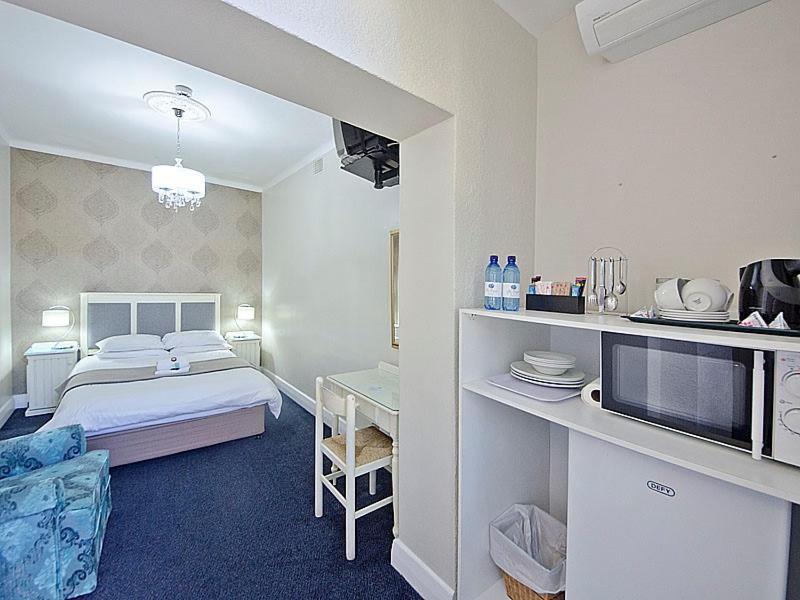 The Russel Hotel Книсна Екстер'єр фото