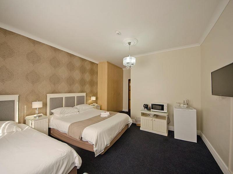 The Russel Hotel Книсна Екстер'єр фото