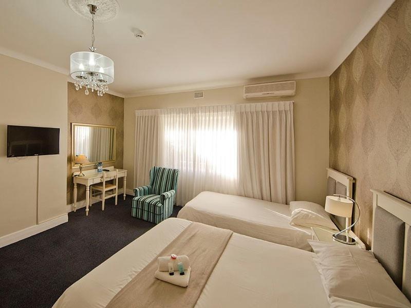 The Russel Hotel Книсна Екстер'єр фото