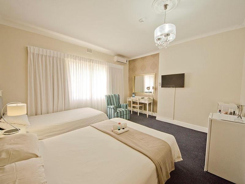 The Russel Hotel Книсна Екстер'єр фото