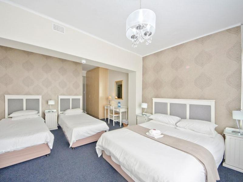 The Russel Hotel Книсна Екстер'єр фото